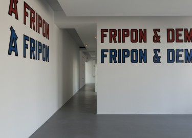 vue de l'exposition Lawrence Weiner - After crossing the river / Après la traversée du fleuve - Photographie Pascal Martinez vue de l'exposition Lawrence Weiner - After crossing the river / Après la traversée du fleuve - Photographie Pascal Martinez