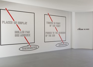 vue de l'exposition Lawrence Weiner - After crossing the river / Après la traversée du fleuve - Photographie Pascal Martinez vue de l'exposition Lawrence Weiner - After crossing the river / Après la traversée du fleuve - Photographie Pascal Martinez
