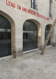 vue de l'exposition Lawrence Weiner - After crossing the river / Après la traversée du fleuve - Photographie Pascal Martinez vue de l'exposition Lawrence Weiner - After crossing the river / Après la traversée du fleuve - Photographie Pascal Martinez
